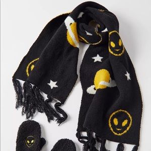 URABAN OUTFITTERS Emy Icon Scene Scarf Alien Space NEW